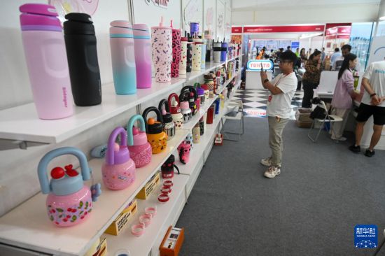 10月29日,人们在印度尼西亚雅加达国际会展中心举行的2025中国(印尼)国际电商产业博览会参观选购。新华社发(祖卡南摄)