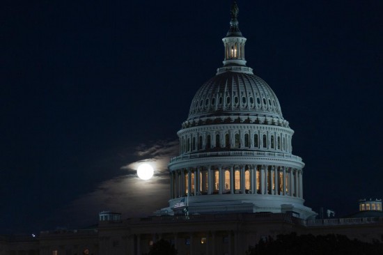 这是11月5日在美国首都华盛顿拍摄的美国国会大厦。新华社记者胡友松摄