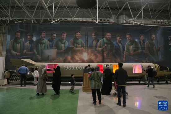 11月12日,民众在伊朗首都德黑兰举办的展览上参观新型导弹。新华社记者 沙达提 摄