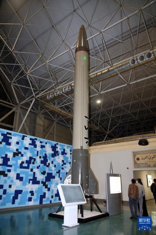 11月12日,民众在伊朗首都德黑兰举办的展览上参观新型导弹。新华社记者 沙达提 摄