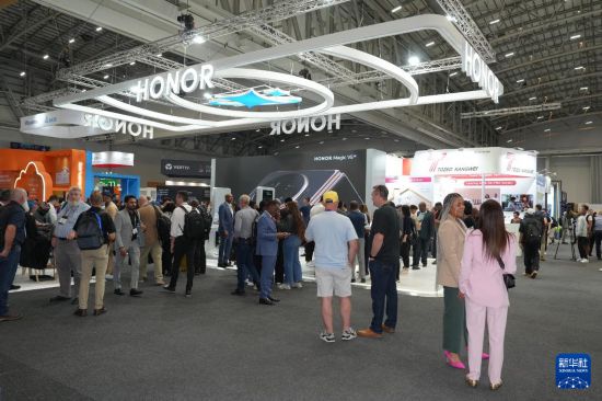 11月11日,在南非开普敦,人们参观2025年非洲科技节上的中国企业展台。新华社记者 王雷 摄