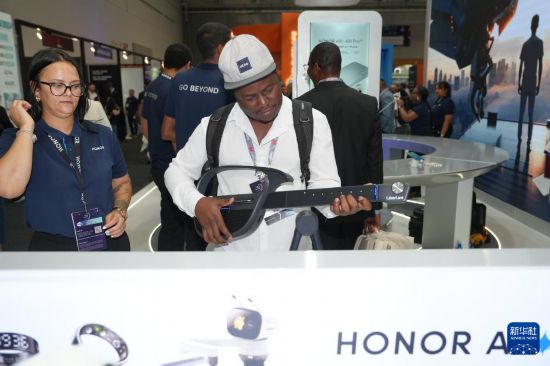 11月11日,在南非开普敦,一名参观者在2025年非洲科技节上体验智能电子吉他。新华社记者 王雷 摄