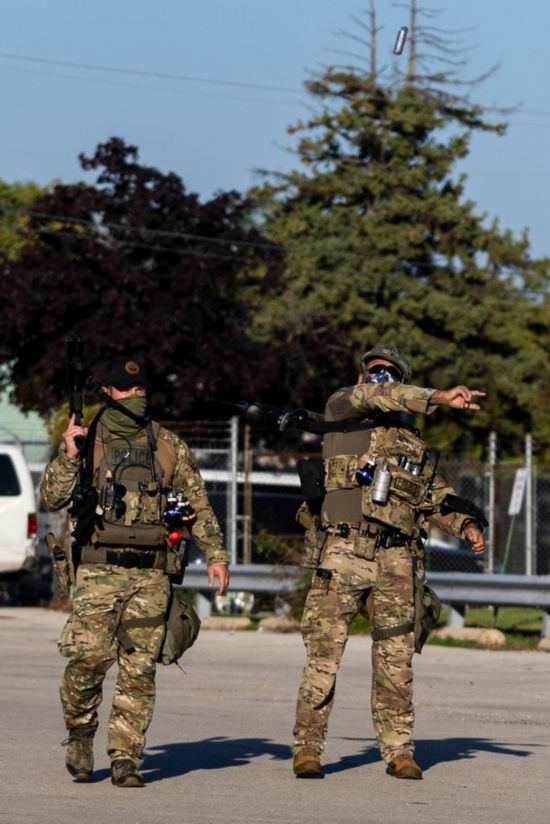 9月26日，在位于美国芝加哥西郊布罗德维尤市的移民与海关执法局办事机构，执法人员向抗议者投掷催泪弹。新华社发（文森特·约翰逊摄）