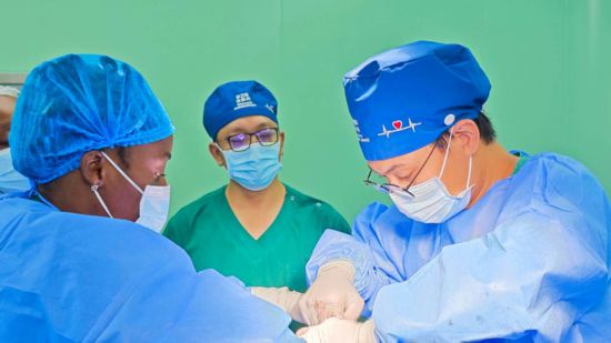 11月14日，在赤道几内亚中南省涅方市的中赤几友好医院的手术室内，第34批援赤道几内亚中国医疗队队员潘润华正在为一名患者实施手术。（第34批援赤道几内亚中国医疗队供图）