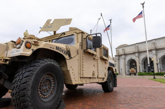 这是8月19日在美国首都华盛顿的联合车站外拍摄的国民警卫队车辆。新华社记者胡友松摄