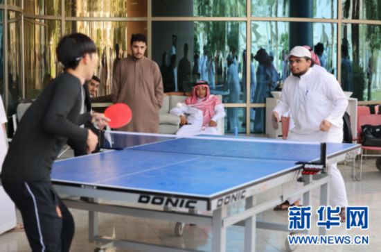 11月16日，中国和沙特学生在沙特苏尔坦亲王大学校园内举行的中沙青年文化交流活动上打乒乓球。记者 罗晨 摄