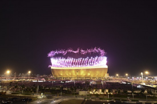 这是2024年1月12日在卡塔尔首都多哈拍摄的举行卡塔尔亚洲杯开幕式焰火表演的卢赛尔体育场。