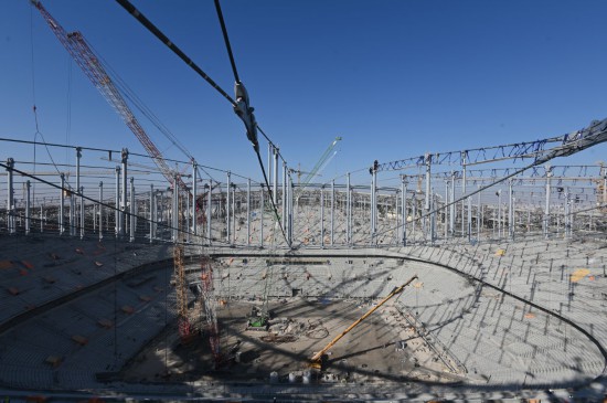 这是2021年2月13日在卡塔尔首都多哈拍摄的卢赛尔体育场屋面主体结构。