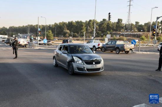 11月18日，在约旦河西岸古什埃齐翁路口，安全人员在袭击现场开展工作。新华社发（贾马尔·阿瓦德摄）