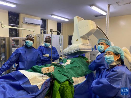 11月18日，在尼日尔尼亚美，广西壮族自治区人民医院心血管内科专家组为患者开展永久心脏起搏器植入术。新华社发（第24批援尼日尔中国医疗队供图）