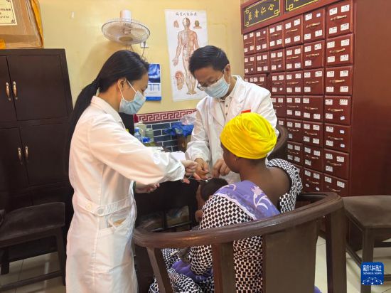 11月18日，在尼日尔尼亚美，中国医疗队医生为患儿针灸。新华社发（第24批援尼日尔中国医疗队供图）