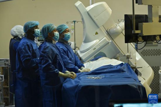 11月18日，在尼日尔尼亚美，广西壮族自治区人民医院心血管内科专家组为患儿开展小儿房间隔缺损介入封堵术。新华社发（第24批援尼日尔中国医疗队供图）