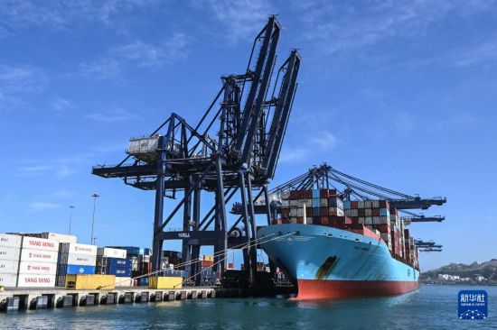 这是11月18日在智利圣安东尼奥港拍摄的服务于“车厘子快线”的货轮。新华社发(豪尔赫·比列加斯摄)