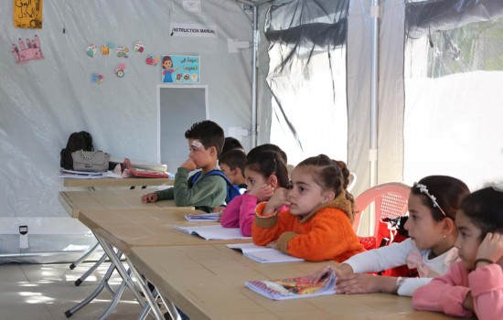 10月13日,在叙利亚西北部的塞勒马,孩子们在用帐篷搭建的临时教室内上课。新华社发