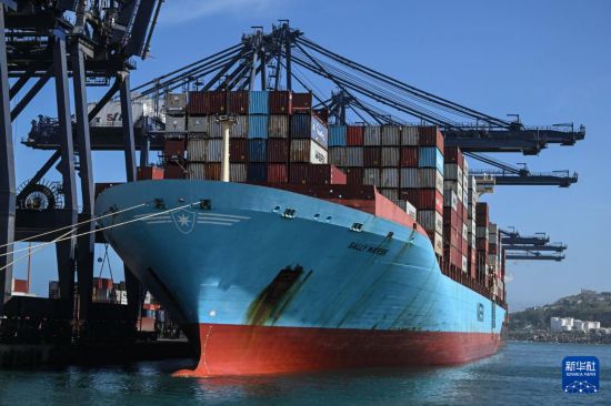 这是11月18日在智利圣安东尼奥港拍摄的服务于“车厘子快线”的货轮。新华社发(豪尔赫·比列加斯摄)