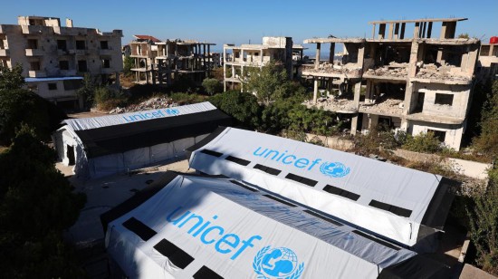 这是10月13日在叙利亚西北部塞勒马拍摄的用帐篷搭建的临时教室。新华社发