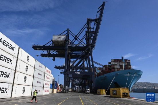 这是11月18日在智利圣安东尼奥港拍摄的服务于“车厘子快线”的货轮。新华社发(豪尔赫·比列加斯摄)