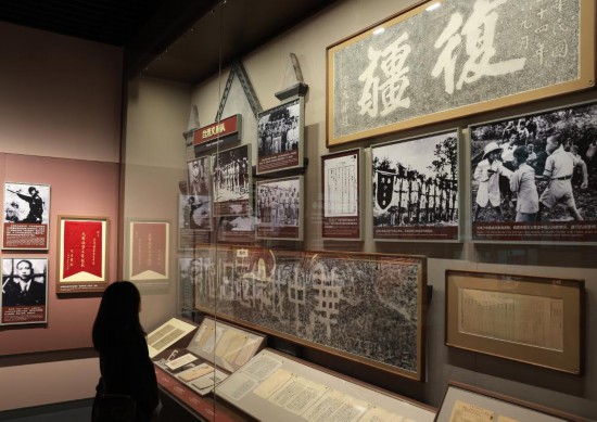 10月25日,参观者在中国人民抗日战争纪念馆参观《不屈的宝岛 丹心向祖国——台湾同胞抗日史实展》。新华社记者 张晨霖 摄