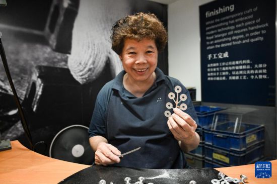 　　这是11月11日在马来西亚首都吉隆坡的皇家雪兰莪锡镴访客中心拍摄的一名工匠。新华社记者 程一恒 摄