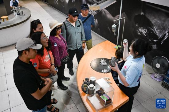 　　11月11日，在马来西亚首都吉隆坡的皇家雪兰莪锡镴访客中心，讲解员向游客们介绍锡制品制作工艺。新华社记者 程一恒 摄