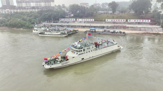 云南西双版纳，中方执法艇53109艇驶离景哈警务码头。（云南省公安厅水上巡逻总队供图）