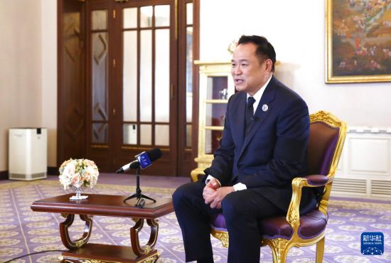 　　11月19日，泰国总理阿努廷·参威拉军在位于曼谷的总理府接受新华社记者专访。新华社记者 孙玮彤 摄