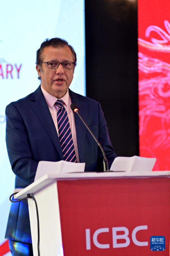 11月25日,在巴基斯坦南部城市卡拉奇,巴基斯坦国家银行(央行)执行董事穆罕默德·马利克在巴基斯坦人民币清算行(中国工商银行卡拉奇分行)举办的“人民币国际化在巴十周年”活动上致辞。新华社发 (中国工商银行卡拉奇分行供图)