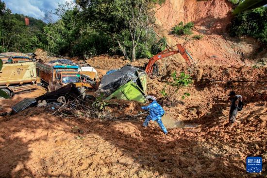12月2日,在印度尼西亚北苏门答腊省北打巴努里,当地居民搬运救援物资。新华社发(阿尔贝特·达马尼克摄)