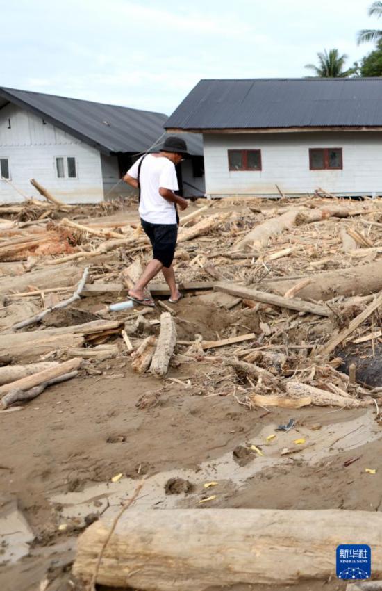 这是12月2日在印度尼西亚亚齐省皮迪查亚拍摄的洪灾过后的景象。新华社发(法赫尔·礼萨摄)