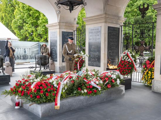 5月8日，人们在波兰首都华沙的无名烈士墓参加纪念活动。新华社记者 张帆 摄