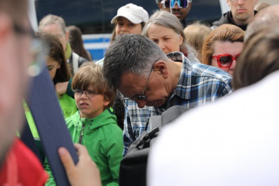 5月8日，一名男子在德国首都柏林的勃兰登堡门前参加纪念活动。新华社记者 杜哲宇 摄