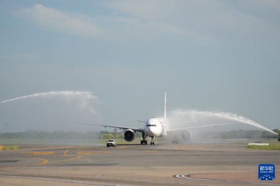 12月4日,中国东方航空公司执行MU745航班抵达阿根廷首都布宜诺斯艾利斯埃塞萨国际机场后通过“水门”。新华社记者 张铎 摄