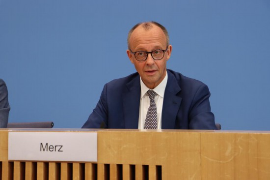 7月18日，德国总理默茨出席在柏林举行的夏季新闻发布会。新华社记者 李函林 摄