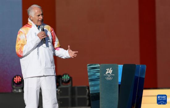 12月6日，米兰冬奥会组委会主席乔瓦尼·马拉戈在火炬传递前致辞。新华社记者 李京 摄