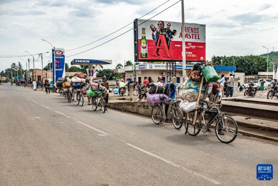 这是12月5日在卢旺达布加拉马拍摄的因战火逃离家乡的刚果（金）的民众。新华社发（扎内姆·内蒂·扎伊迪摄）