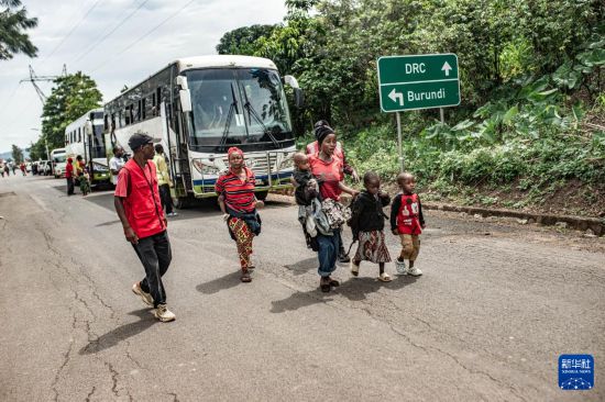 12月5日，在卢旺达布加拉马，来自刚果（金）的民众准备乘车前往难民营。新华社发（扎内姆·内蒂·扎伊迪摄）