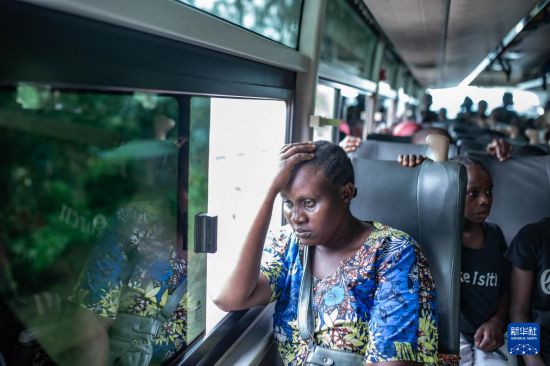 12月5日，在卢旺达布加拉马，来自刚果（金）的民众乘车前往难民营。新华社发（扎内姆·内蒂·扎伊迪摄）