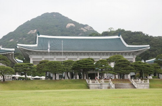 2024年5月24日，游客在韩国首尔的青瓦台参观。新华社记者姚琪琳摄