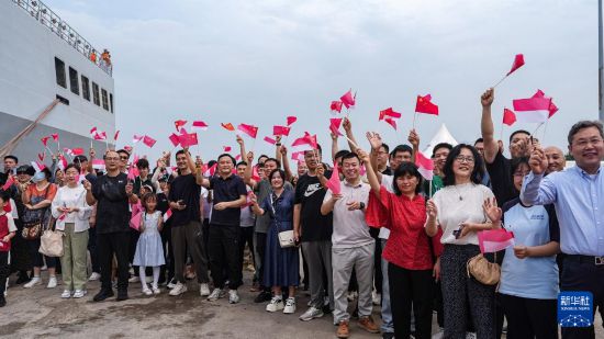 12月7日,欢迎人群在印度尼西亚雅加达丹戎不碌港码头迎接中国海军989编队舰艇。