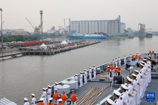 12月7日,中国海军989编队舰艇靠泊印度尼西亚雅加达丹戎不碌港。