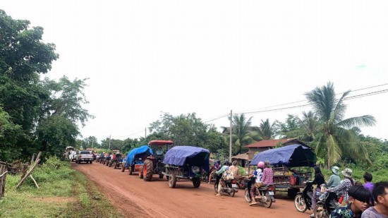 这是7月24日拍摄的柬埔寨奥多棉吉省边境地区正在撤离的民众。新华社发(帕尔林摄)
