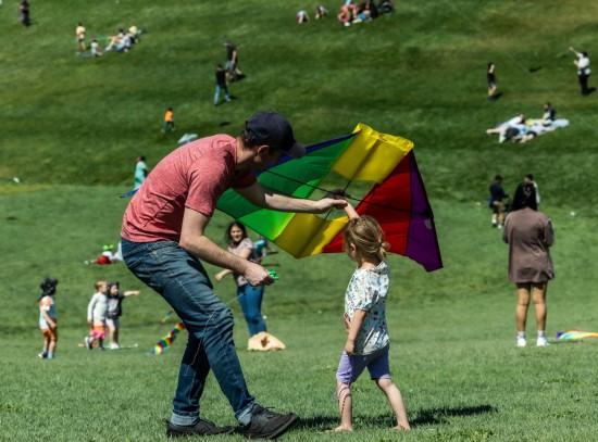 2023年10月1日，在澳大利亚堪培拉国家植物园，人们在风筝节上放风筝。新华社发（储晨摄）
