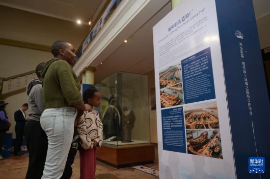 12月19日,在肯尼亚首都内罗毕,人们在纪念郑和下西洋620周年暨中肯建交62周年图片展上参观。新华社记者 杨光 摄