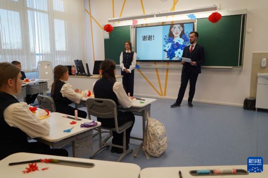 12月4日，在俄罗斯阿穆尔州斯沃博德内市，斯沃博德内俄气学校的学生在上中国文化课。新华社记者 刘恺 摄