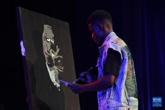12月5日，一名选手在津巴布韦首都哈拉雷举行的第九届津巴布韦“梦想秀”决赛上现场作画。新华社发（塔法拉摄）