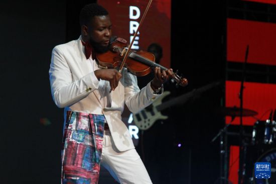 12月5日，一名选手在津巴布韦首都哈拉雷举行的第九届津巴布韦“梦想秀”决赛上表演小提琴。新华社发（塔法拉摄）