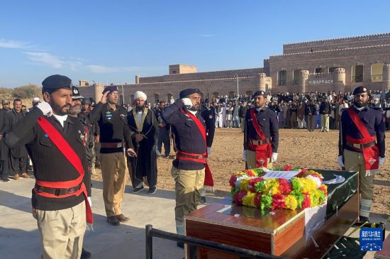 12月23日，在巴基斯坦西北部开伯尔－普什图省格勒格地区，警察和政府官员参加殉职警察的葬礼（手机照片）。新华社发