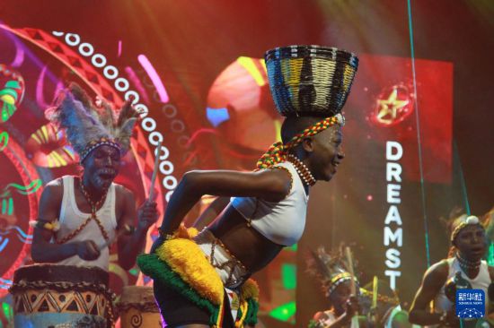 12月5日，一名选手在津巴布韦首都哈拉雷举行的第九届津巴布韦“梦想秀”决赛上表演传统舞蹈。新华社发（塔法拉摄）