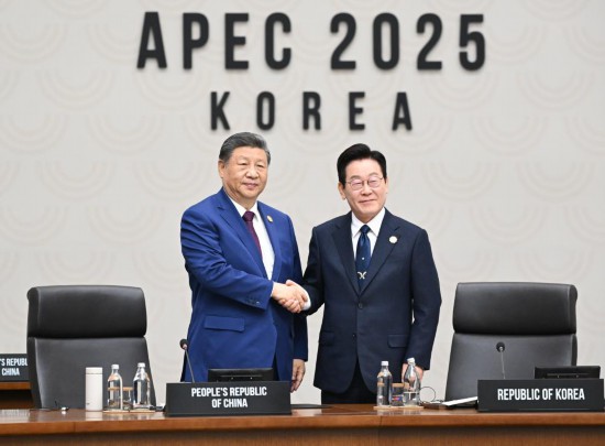 　　当地时间2025年11月1日上午，国家主席习近平出席亚太经合组织第三十二次领导人非正式会议东道主交接环节。这是习近平同韩国总统李在明在交接环节上握手。新华社记者 谢环驰 摄