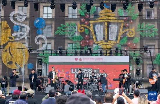 12月30日，乐队在墨西哥首都墨西哥城宪法广场的“冬季灯光节”上演奏。新华社记者 李梦馨 摄